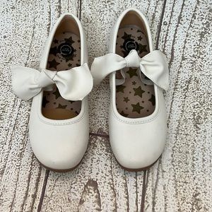 VGUC livie & Luca white girl ballet flats with bow size 2 worn once!
